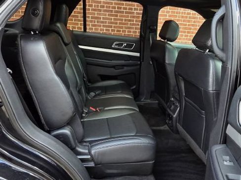 Used 2017 Ford Explorer XLT w/ Equipment Group 202A AWD/4WD image 9