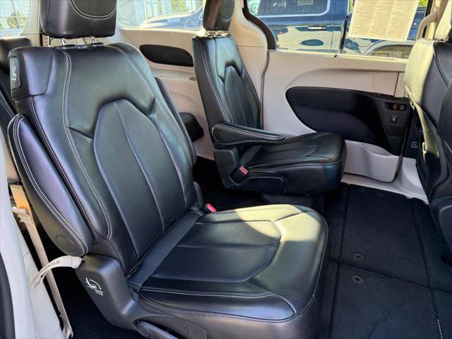 Certified 2024 Chrysler Pacifica Touring-L FWD image 7