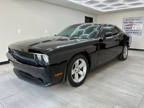Used 2013 Dodge Challenger SXT RWD image 3