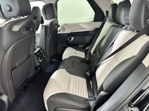 Used 2025 Land Rover Discovery Dynamic SE AWD/4WD image 11