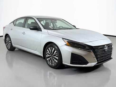Used 2024 Nissan Altima 2.5 SV FWD image 2