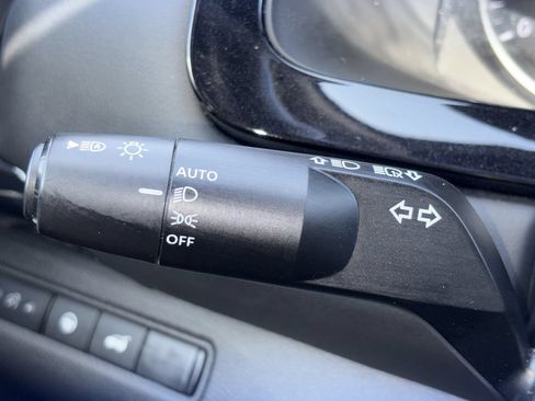 Used 2025 Nissan Pathfinder SV FWD image 9