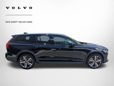 Used 2025 Volvo V60 B5 Cross Country Plus AWD/4WD image 2