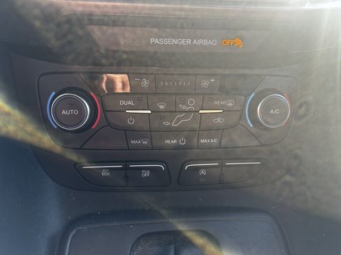 Used 2020 Ford Transit Connect XLT image 34