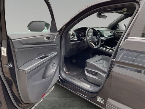 Used 2024 Volkswagen Atlas Cross Sport SE image 12