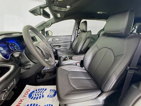 Used 2025 Chrysler Pacifica Select image 20