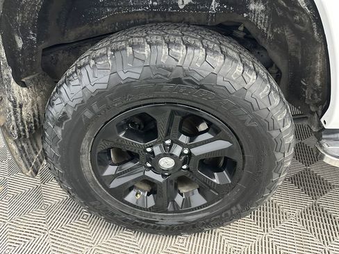 Used 2018 Toyota 4Runner SR5 AWD/4WD image 18