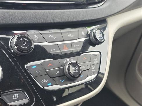 Certified 2023 Chrysler Pacifica Touring-L FWD image 28