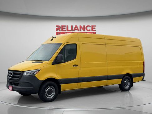 Used 2021 Mercedes-Benz Sprinter 2500 image 2