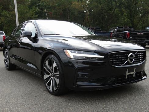 Used 2022 Volvo S60 B5 Momentum w/ Premium Package image 4