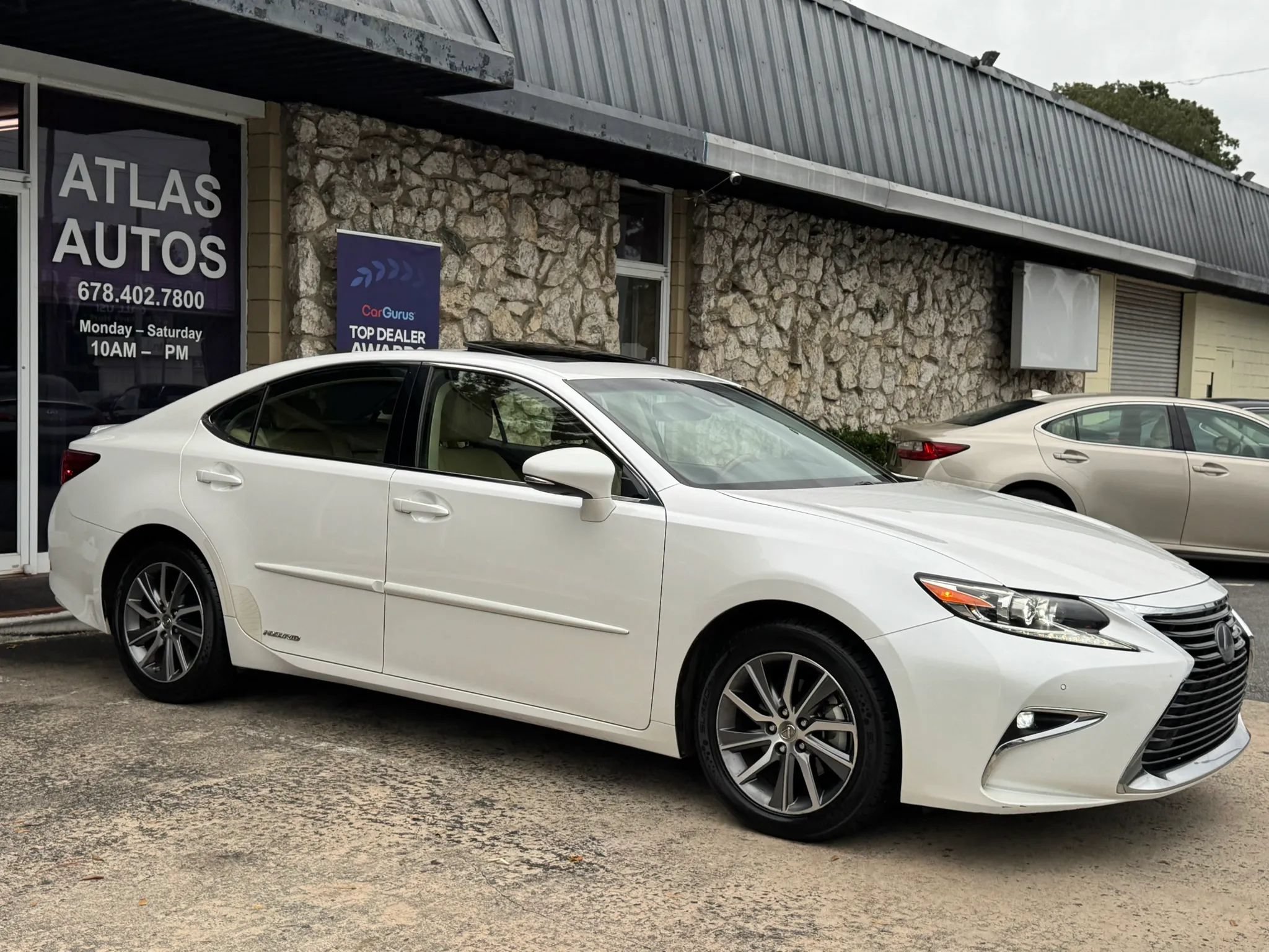 Used 2016 Lexus ES 300h FWD image 10