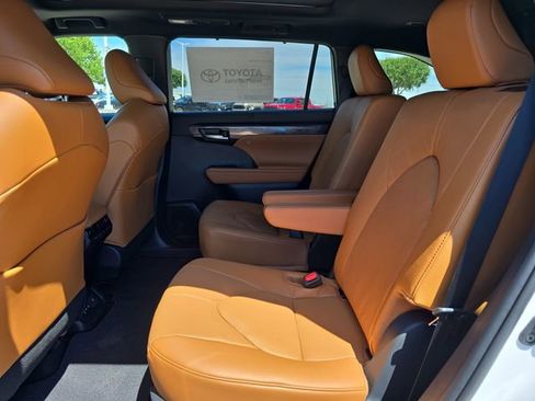 New 2026 Toyota Highlander Platinum image 15