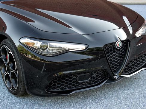 Used 2022 Alfa Romeo Giulia Veloce AWD/4WD image 2