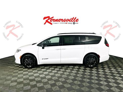 New 2025 Chrysler Pacifica Select w/ Fav Edition Package image 4