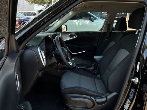 Used 2025 Kia Soul LX w/ LX Technology Package FWD image 10