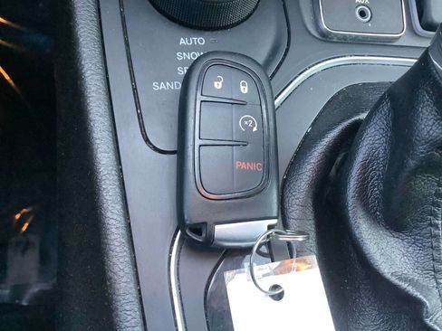 Used 2020 Jeep Cherokee Latitude Plus w/ Cold Weather Group AWD/4WD image 19