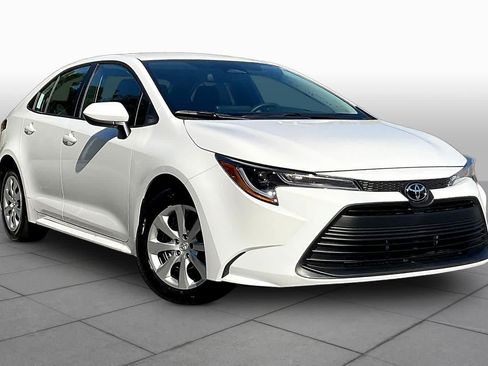 Used 2026 Toyota Corolla LE FWD image 3