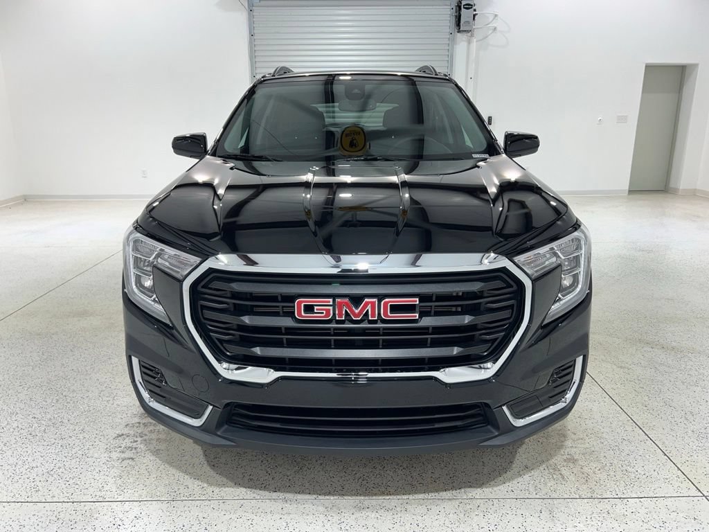 Used 2024 GMC Terrain SLE w/ Driver Convenience Package FWD image 8