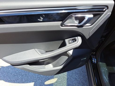 Used 2025 Porsche Macan image 21