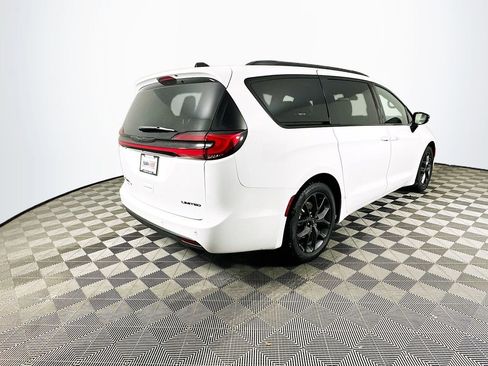 Certified 2025 Chrysler Pacifica Limited image 11