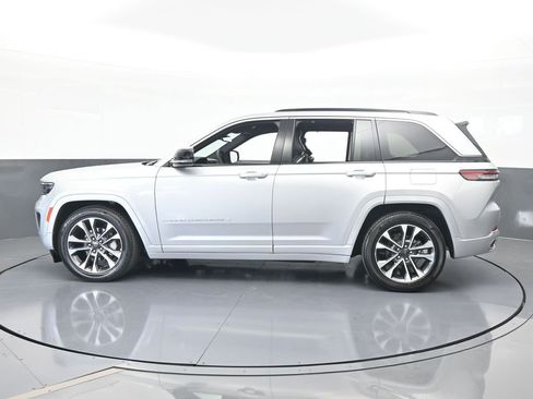 Used 2024 Jeep Grand Cherokee Overland w/ Luxury Tech Group IV image 3