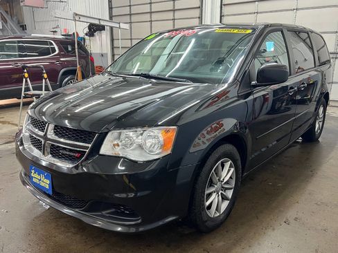 Used 2016 Dodge Grand Caravan SE image 3
