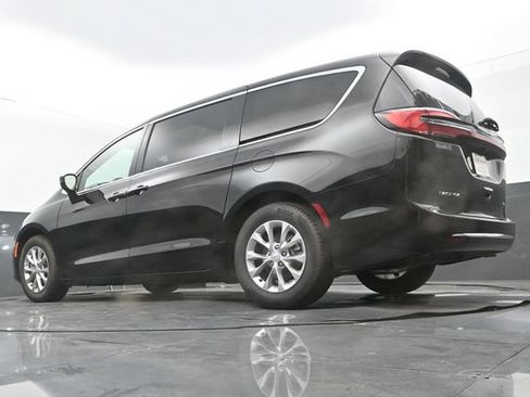 Used 2026 Chrysler Pacifica Limited FWD image 10