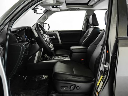 Used 2018 Toyota 4Runner SR5 Premium AWD/4WD image 3