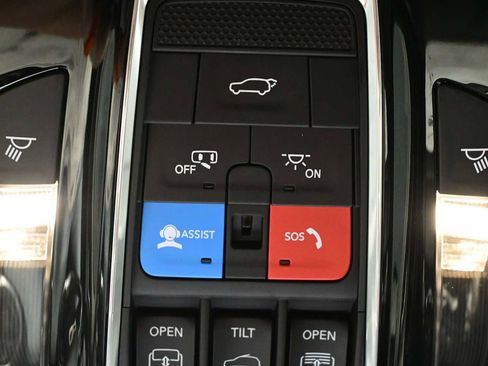 Used 2023 Jeep Grand Cherokee Overland w/ Luxury Tech Group IV AWD/4WD image 31
