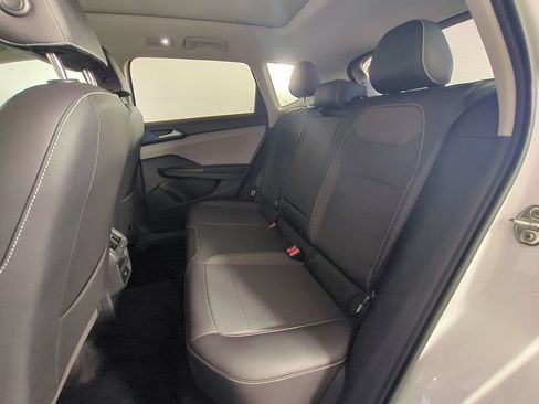 Used 2024 Volkswagen Taos SE FWD image 15