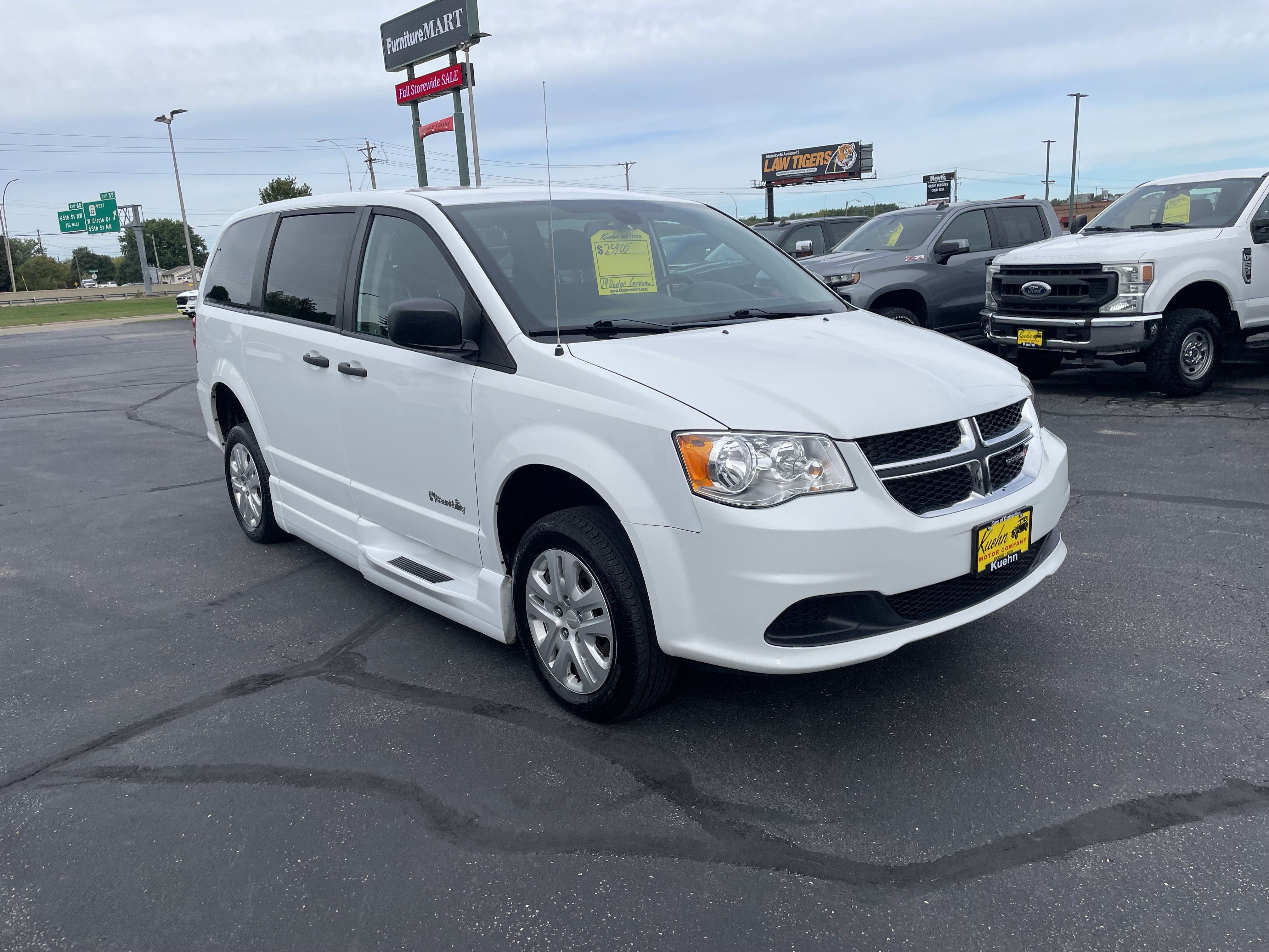 Used 2019 Dodge Grand Caravan SE FWD image 2