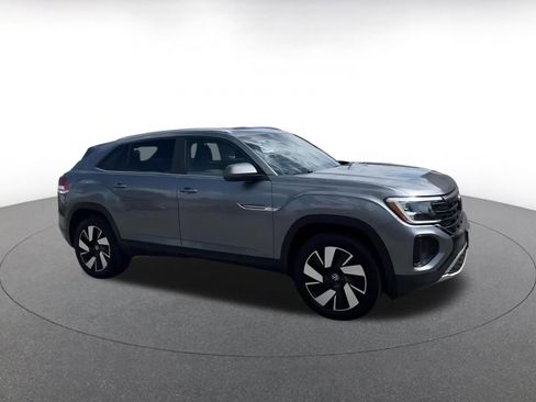 Used 2025 Volkswagen Atlas Cross Sport SE image 2