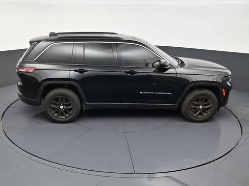 Used 2024 Jeep Grand Cherokee Laredo X w/ Luxury Tech Group I AWD/4WD image 17