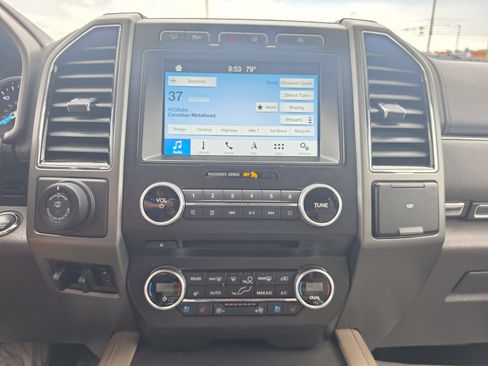 Used 2018 Ford Expedition XLT w/ Equipment Group 202A AWD/4WD image 29
