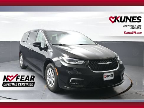 Used 2024 Chrysler Pacifica Touring-L FWD image 1