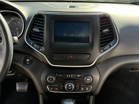 Used 2019 Jeep Cherokee Latitude Plus w/ Comfort/Convenience Group AWD/4WD image 27
