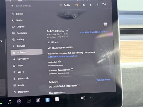 Used 2025 Tesla Model Y Long Range image 77