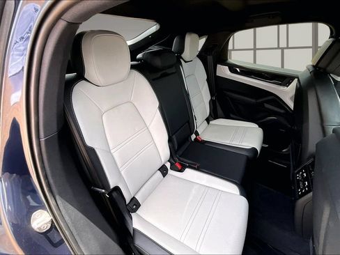 Used 2024 Porsche Cayenne Coupe AWD/4WD image 27