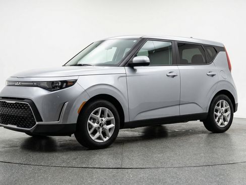 Used 2025 Kia Soul LX w/ LX Technology Package image 3