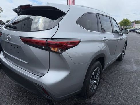 Used 2023 Toyota Highlander XLE AWD/4WD image 3
