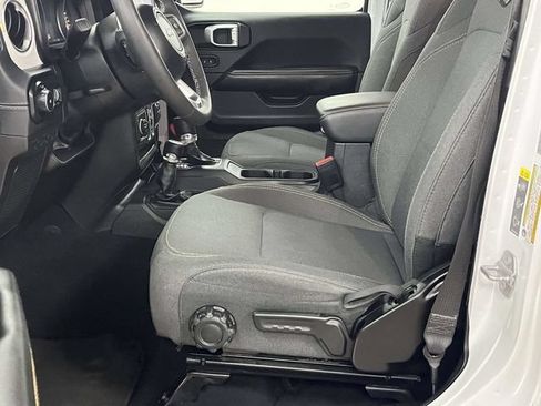 Used 2025 Jeep Wrangler Unlimited Sahara AWD/4WD image 15