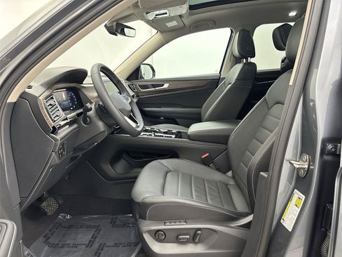 Used 2024 Volkswagen Atlas SEL AWD/4WD image 25