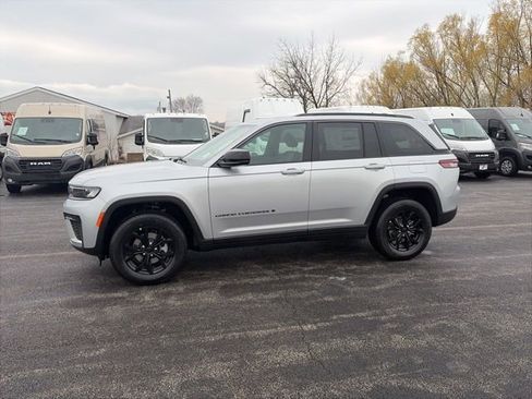 New 2026 Jeep Grand Cherokee Altitude AWD/4WD image 2