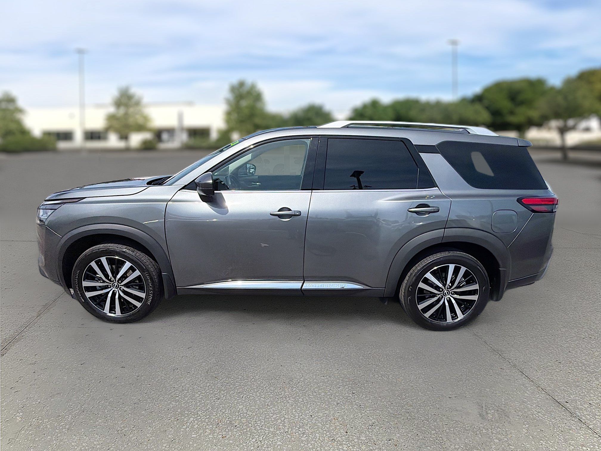 Used 2024 Nissan Pathfinder Platinum w/ Cargo Package FWD image 4