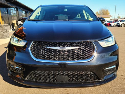 Used 2024 Chrysler Pacifica Touring-L image 2