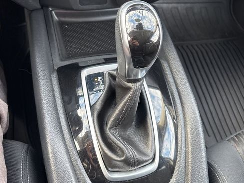 Used 2019 Nissan Rogue SV image 16