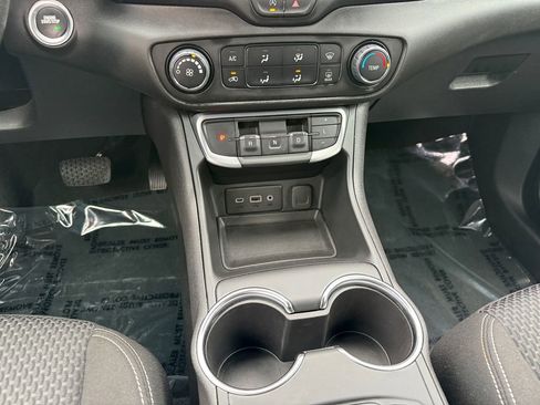 Used 2024 GMC Terrain SLE image 13