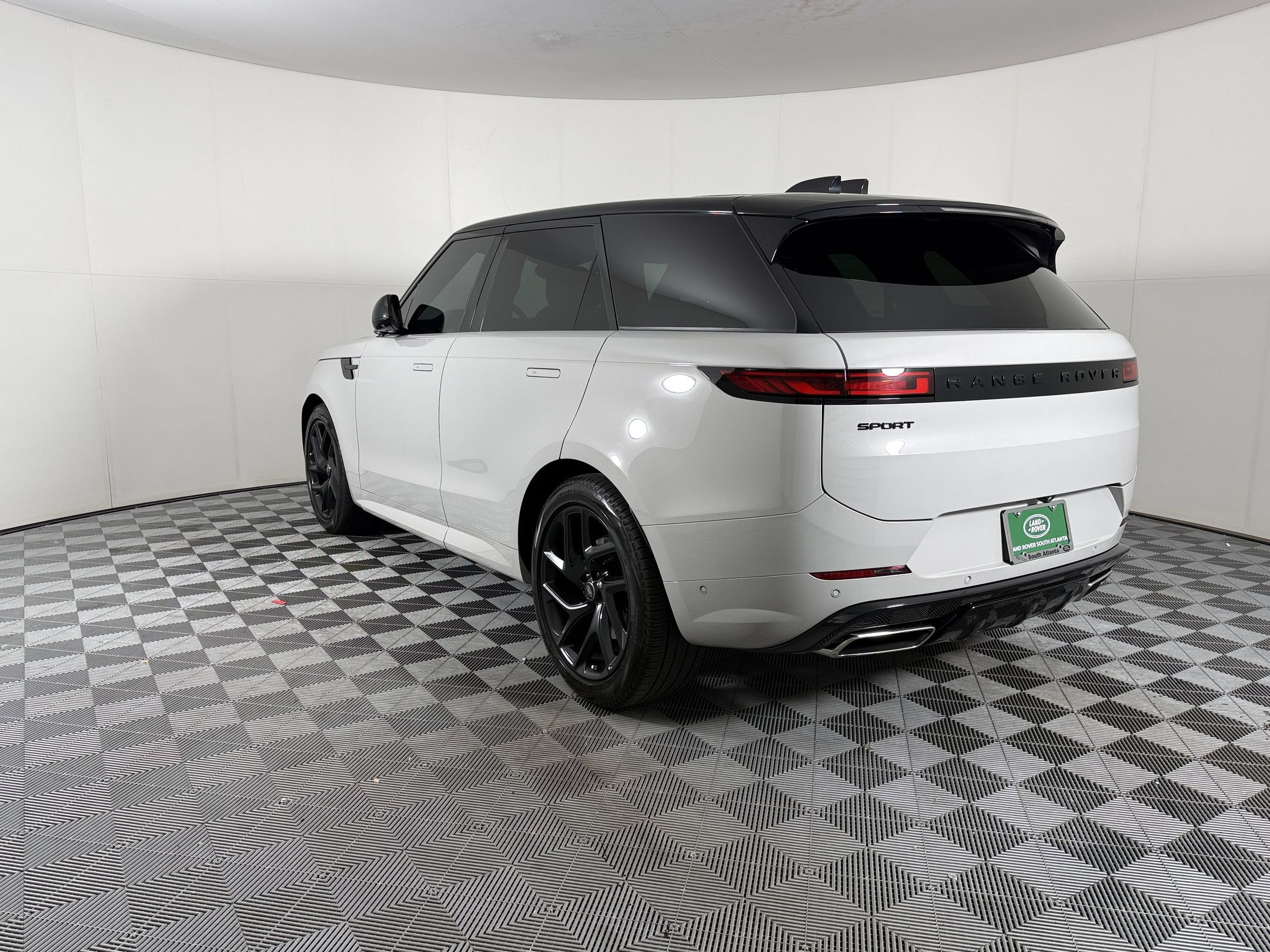 Used 2024 Land Rover Range Rover Sport Dynamic SE AWD/4WD image 3
