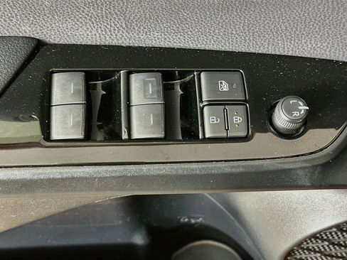 Used 2020 Toyota Prius LE FWD image 15