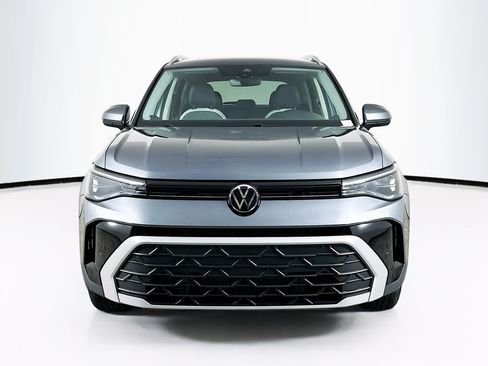 Used 2025 Volkswagen Taos SE AWD/4WD image 2